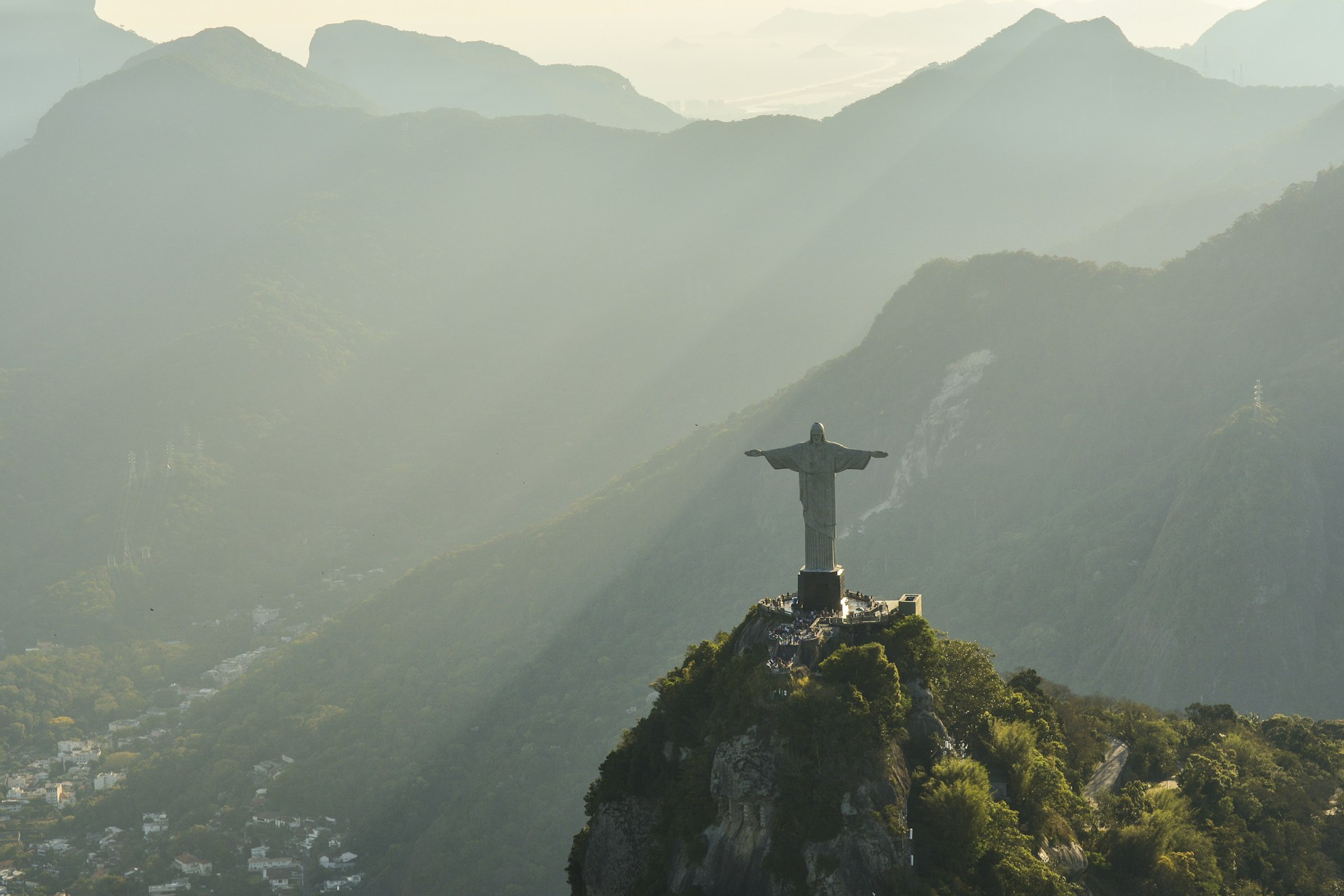 Cristo Redentor entre as montanhas